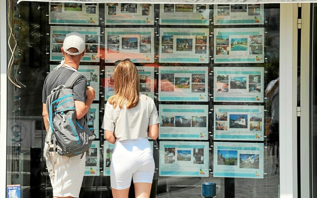 Après deux ans de crise, le marché immobilier se rééquilibre doucement : les prix des logements anciens affichent une légère hausse
