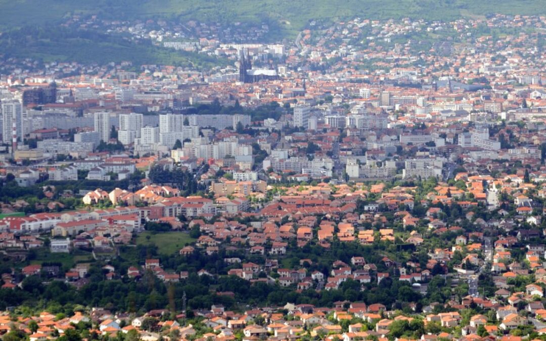 Marché immobilier à Clermont-Ferrand : stabilité des locations et légère baisse des prix d&rsquo;achat en décembre 2025