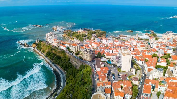Immobilier à Biarritz et au Pays Basque : pourquoi ce marché reste-t-il l’un des plus convoités de la côte atlantique ?